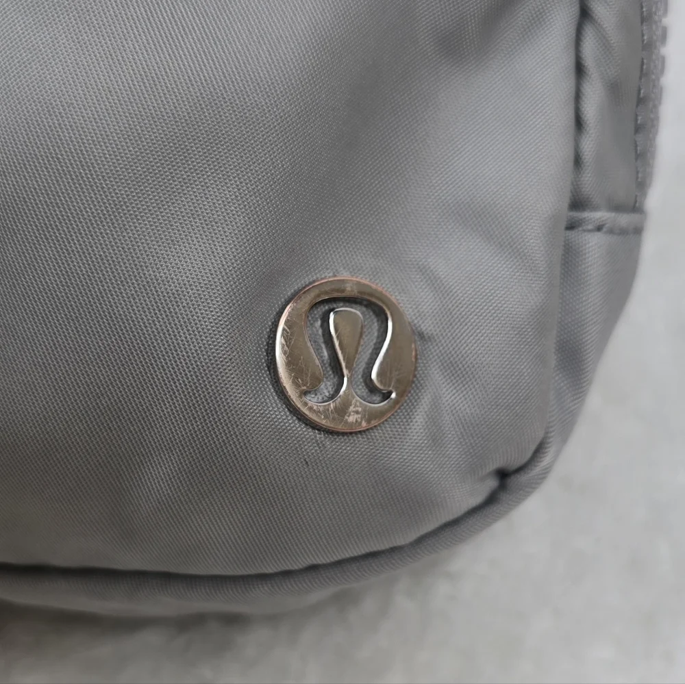 Lululemon Everyday Belt Crossbody Fanny Bag Silver Drop And White Logo 1L - Picture 6 of 12